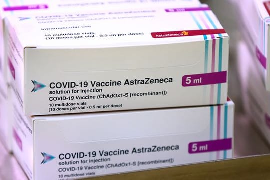Der britisch-schwedische Hersteller Astrazeneca liefert der EU weniger Impfstoff als vereinbart.