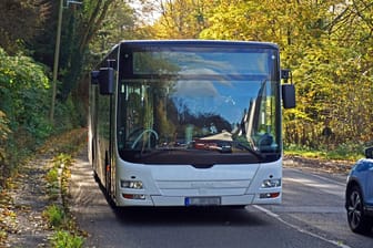 Bus in Nordrhein-Westfalen: Die Polizei konfiszierte den Führerschein des Busfahrers (Symbolbild).