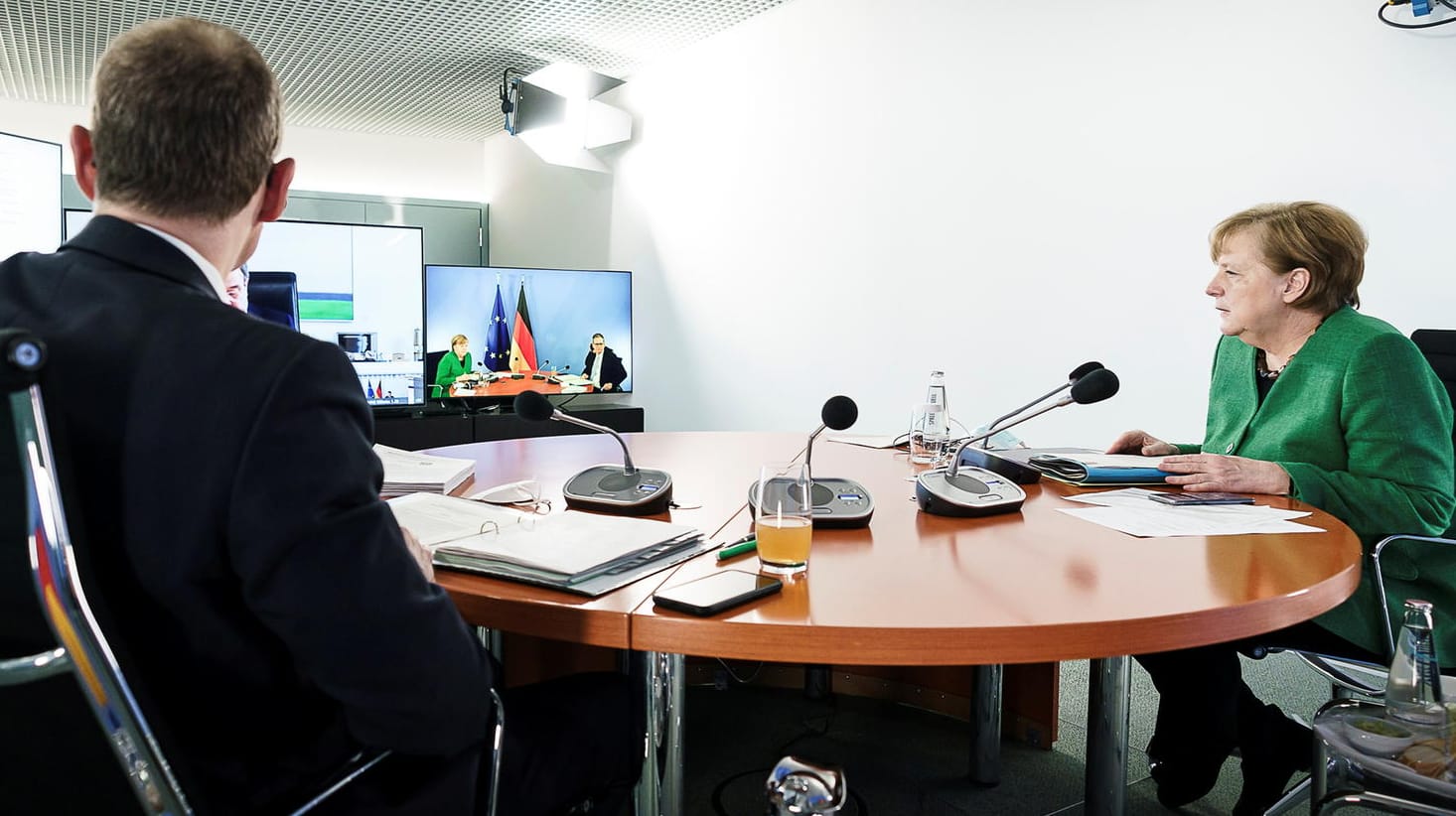 Bundeskanzlerin Angela Merkel (CDU) und Berlins Regierender Bürgermeister Michael Müller (SPD) beim Corona-Gipfel in Berlin: Bund und Länder ringen um eine Verschärfung der Corona-Maßnahmen.