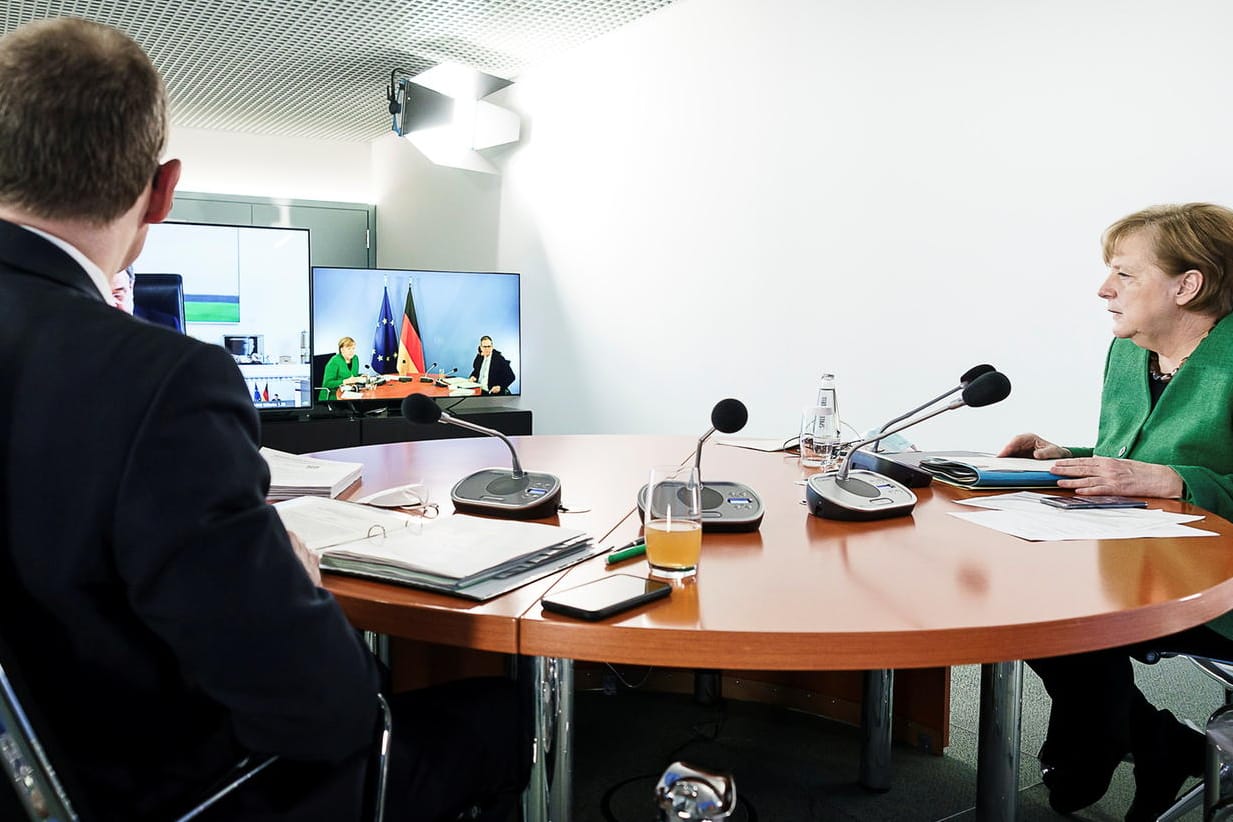 Bundeskanzlerin Angela Merkel (CDU) und Berlins Regierender Bürgermeister Michael Müller (SPD) beim Corona-Gipfel in Berlin: Bund und Länder ringen um eine Verschärfung der Corona-Maßnahmen.