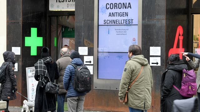 Menschen warten vor einer Apotheke in Wien auf einen Schnelltest. Menschen warten vor einer Apotheke in Wien auf einen Schnelltest.