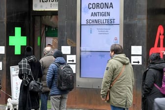 Menschen warten vor einer Apotheke in Wien auf einen Schnelltest.