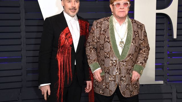 Sir Elton John (r) und Ehemann David Furnish bei der Vanity Fair Oscar-Party 2019. Sir Elton John (r) und Ehemann David Furnish bei der Vanity Fair Oscar-Party 2019.