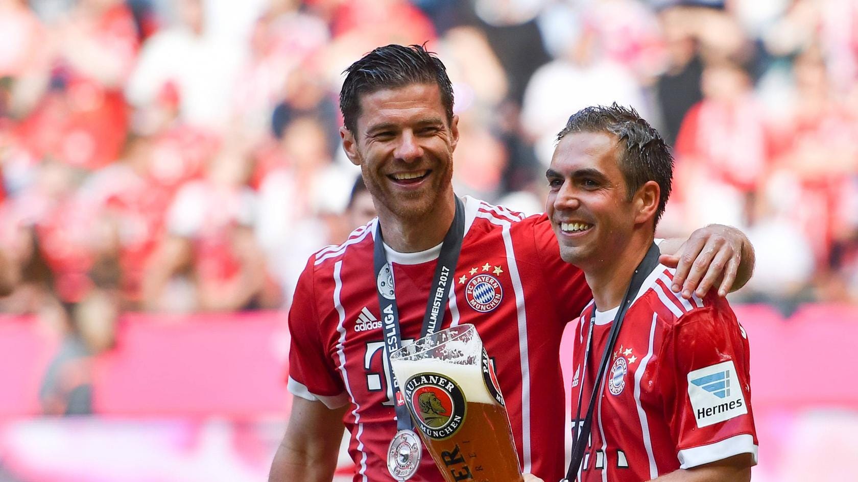 Xabi Alonso (l.) und Philipp Lahm: Die beiden Weltstars spielten gemeinsam von 2014 bis 2017 für den FC Bayern.