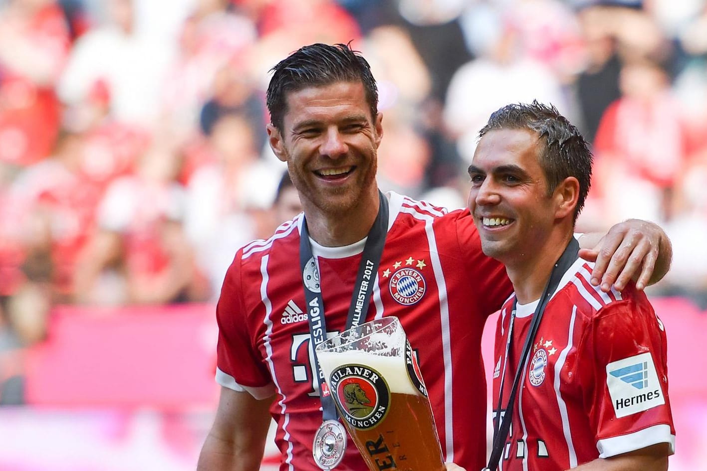 Xabi Alonso (l.) und Philipp Lahm: Die beiden Weltstars spielten gemeinsam von 2014 bis 2017 für den FC Bayern.