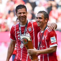 Xabi Alonso (l.) und Philipp Lahm: Die beiden Weltstars spielten gemeinsam von 2014 bis 2017 für den FC Bayern.