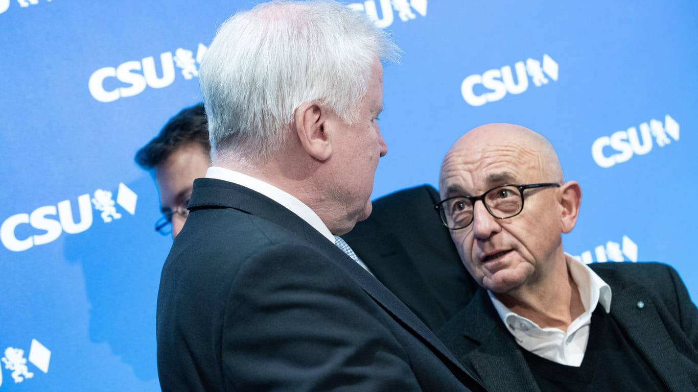 Innenminister Horst Seehofer (l.) und Alfred Sauter im Dezember 2018: Sauter ist im Zuge der Maskenaffäre aus der CSU-Landtagsfraktion ausgetreten.