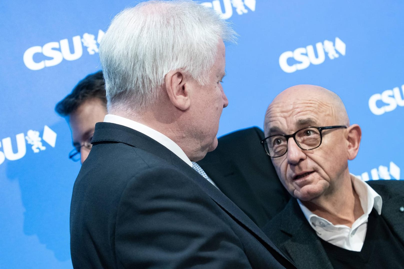 Innenminister Horst Seehofer (l.) und Alfred Sauter im Dezember 2018: Sauter ist im Zuge der Maskenaffäre aus der CSU-Landtagsfraktion ausgetreten.