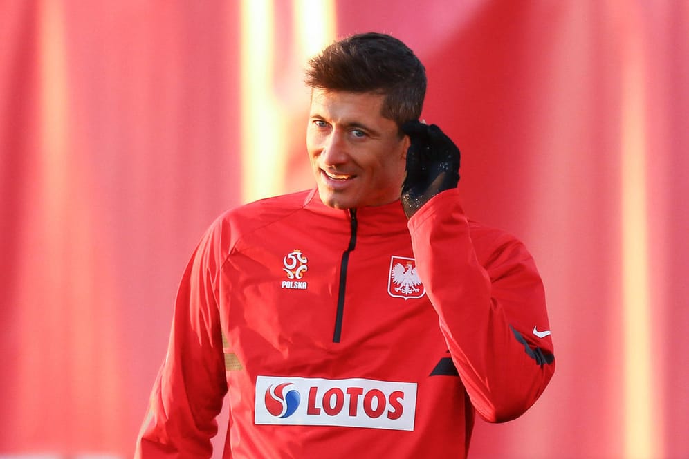 Robert Lewandowski: Der Weltfußballer soll wohl nur dank Angela Merkel zur Nationalmannschaft gereist sein.