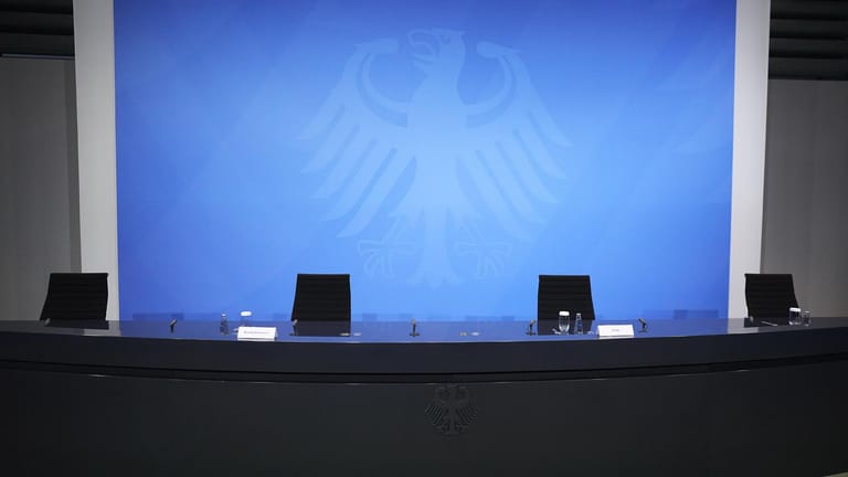 Diese Stühle blieben lange unbesetzt: Erst in der Nacht auf Dienstag hielt Kanzlerin Merkel ihre Pressekonferenz ab.