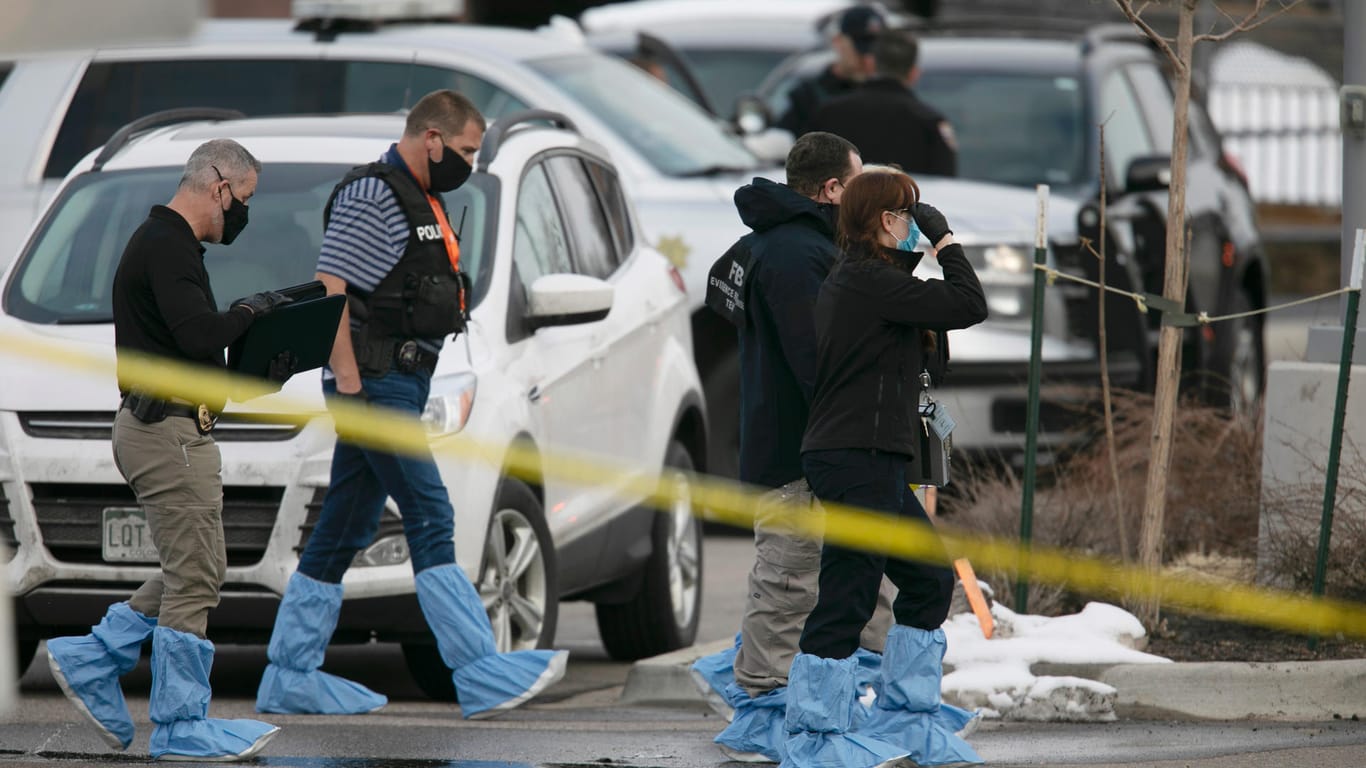 Polizisten stehen am Tatort vor einem Supermarkt: In Colorado sind mehrere Menschen durch Schüsse ums Leben gekommen.