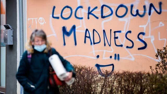 „Lockdown Madness“ (Lockdown-Wahnsinn) steht in Berlin-Schöneberg an einer Hauswand. „Lockdown Madness“ (Lockdown-Wahnsinn) steht in Berlin-Schöneberg an einer Hauswand.