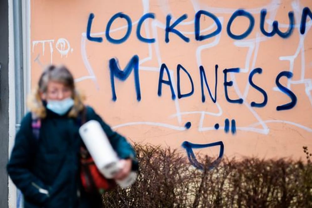 „Lockdown Madness“ (Lockdown-Wahnsinn) steht in Berlin-Schöneberg an einer Hauswand.