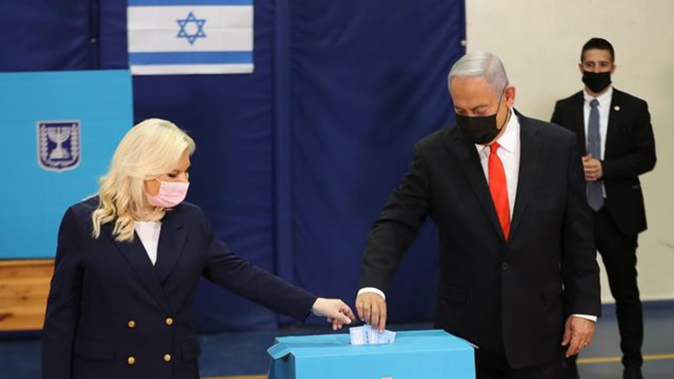 Ministerpräsident Benjamin Netanjahu und seine Frau Sara geben ihre Stimmzettel in einem Wahllokal in Jerusalem ab.