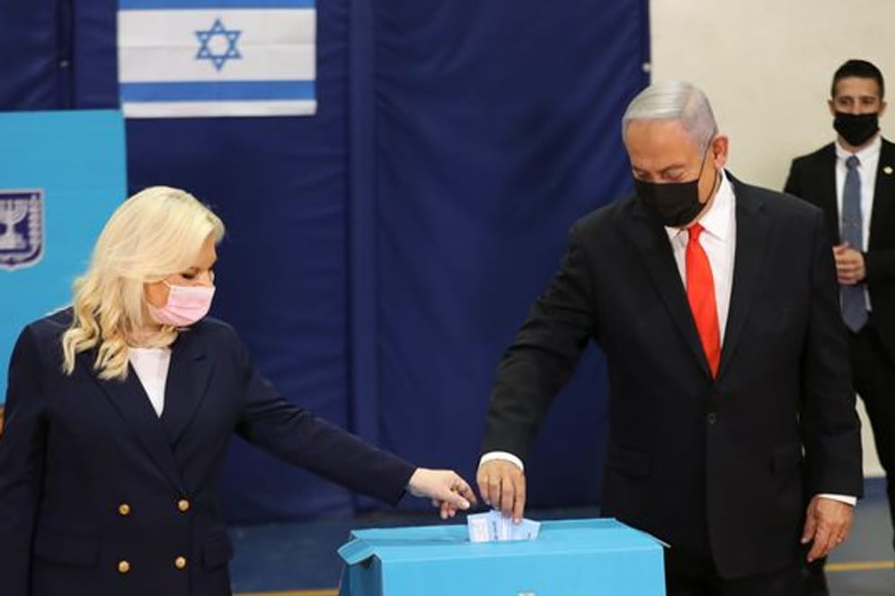 Ministerpräsident Benjamin Netanjahu und seine Frau Sara geben ihre Stimmzettel in einem Wahllokal in Jerusalem ab.
