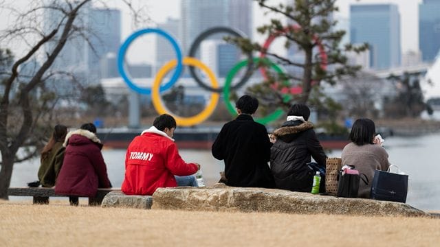 Während in Deutschland die Hälfte der Menschen eine Austragung der Spiele ablehnt, findet sich in Japan soger eine Mehrheit die dagegen ist. Während in Deutschland die Hälfte der Menschen eine Austragung der Spiele ablehnt, findet sich in Japan soger eine Mehrheit die dagegen ist.