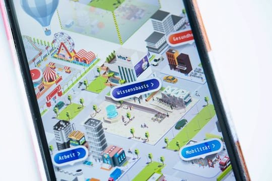 Mit wachsendem Datenwissen wird die virtuelle Stadt in "Stadt, Land, Datenfluss" bunter und lebendiger.