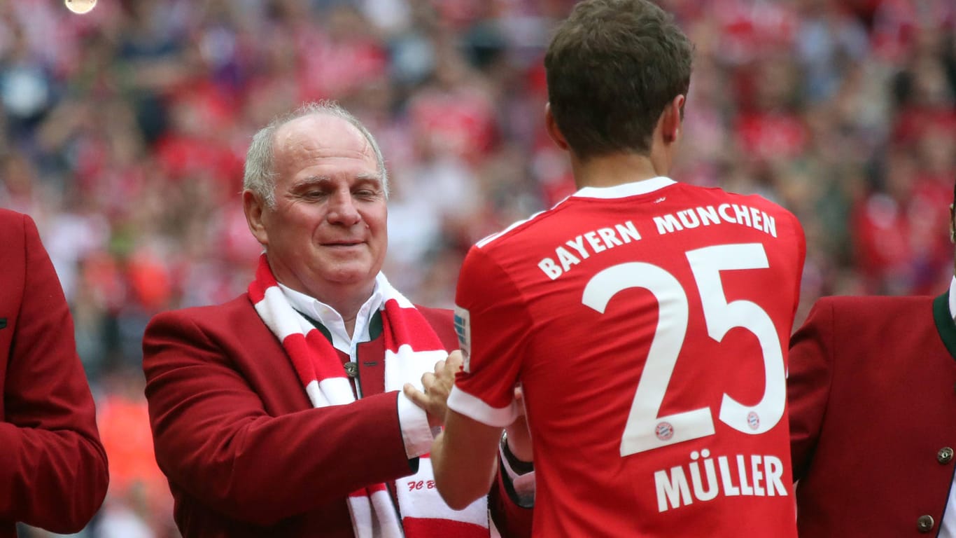 Uli Hoeneß: Bayerns Ehrenpräsident (l.) ist sich "sicher" über eine Rückkehr von Thomas Müller in die Nationalmannschaft.