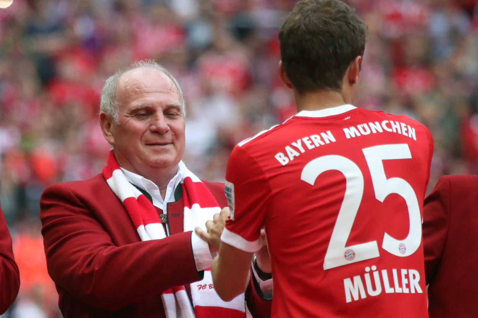 Uli Hoeneß: Bayerns Ehrenpräsident (l.) ist sich "sicher" über eine Rückkehr von Thomas Müller in die Nationalmannschaft.