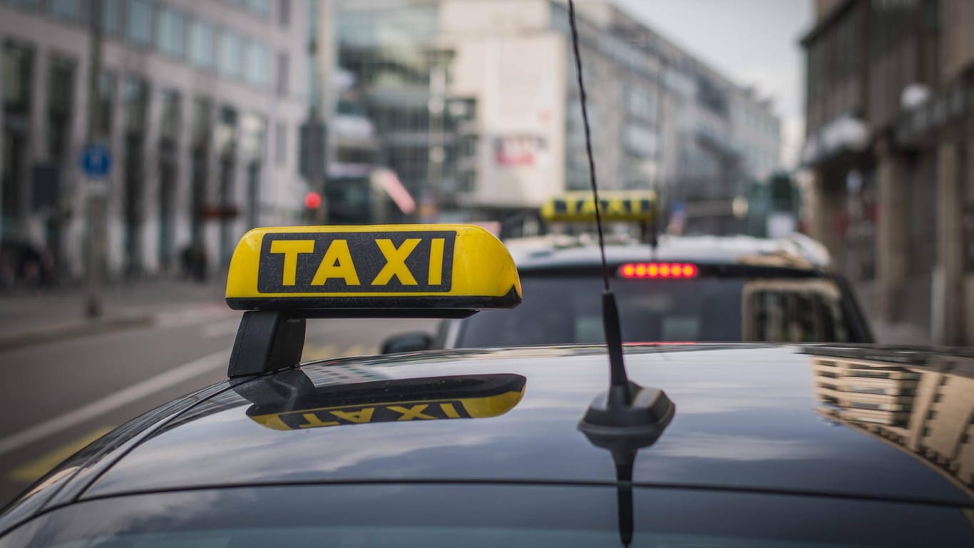 Ein Taxi parkt am Straßenrand (Symbolbild): In Dortmund wurde ein Taxifahrer geschlagen und fremdenfeindlich beleidigt.