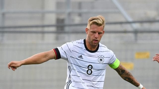 Arne Maier wird die deutsche U21-Nationalmannschaft als Kapitän anführen. Arne Maier wird die deutsche U21-Nationalmannschaft als Kapitän anführen.