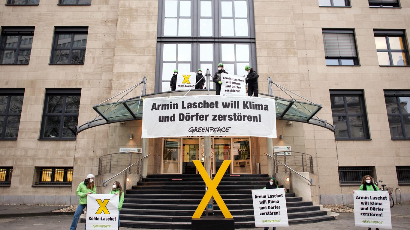 Greenpeace-Protest an der Staatskanzlei: Aktivisten von Greenpeace stehen auf dem Vordach der nordrhein-westfälischen Staatskanzlei.