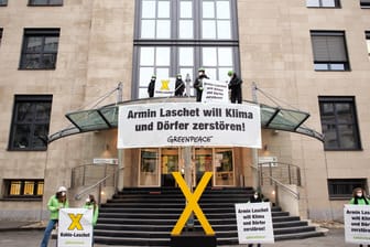 Greenpeace-Protest an der Staatskanzlei: Aktivisten von Greenpeace stehen auf dem Vordach der nordrhein-westfälischen Staatskanzlei.
