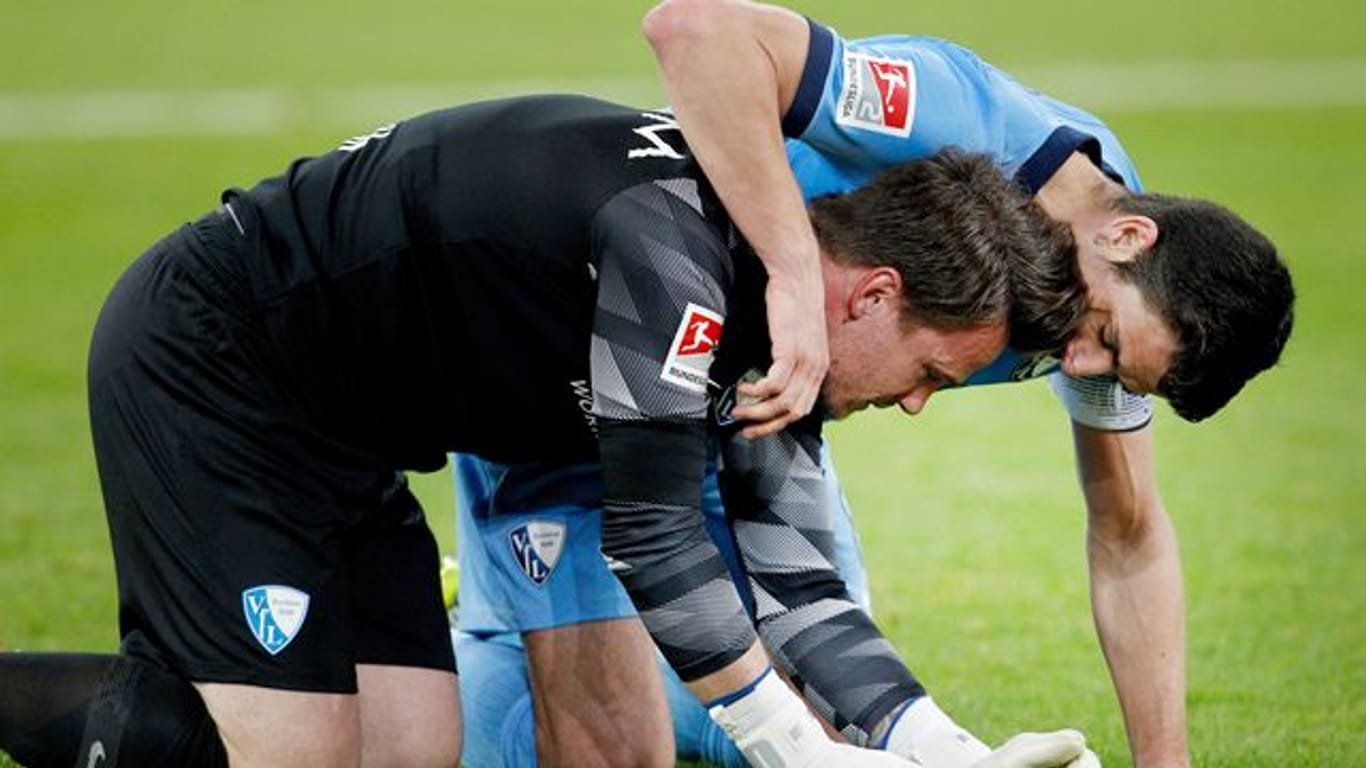 Der Bochumer Torhüter Manuel Riemann (l) wird von Mitspieler Anthony Losilla umarmt.