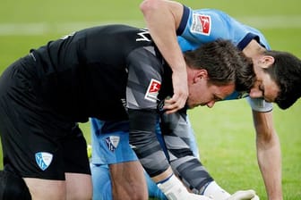 Der Bochumer Torhüter Manuel Riemann (l) wird von Mitspieler Anthony Losilla umarmt.