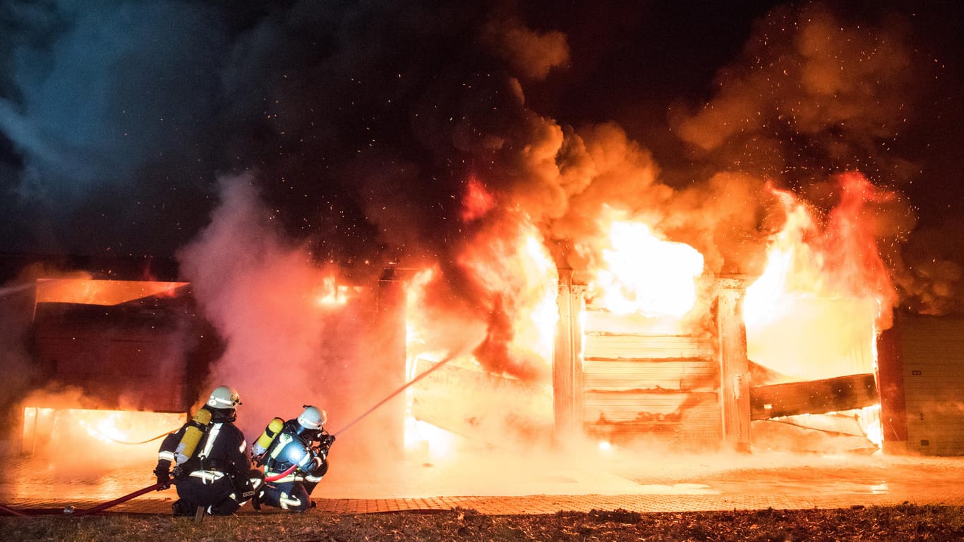 Mehrere Garagen in Barsbüttel in Flammen: Bei dem Feuer wurden zwei Personen verletzt.