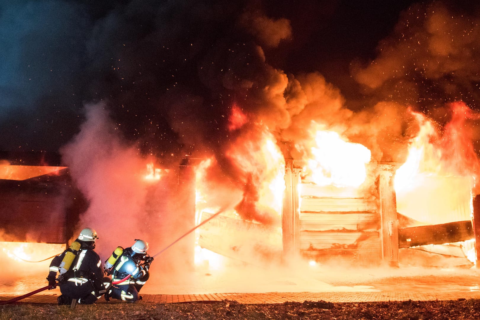 Mehrere Garagen in Barsbüttel in Flammen: Bei dem Feuer wurden zwei Personen verletzt.