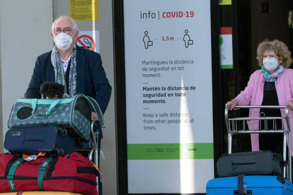Touristen am Flughafen auf Mallorca: Mit den neuen Corona-Beschlüssen erwarten auch Urlauber strengere Regeln.