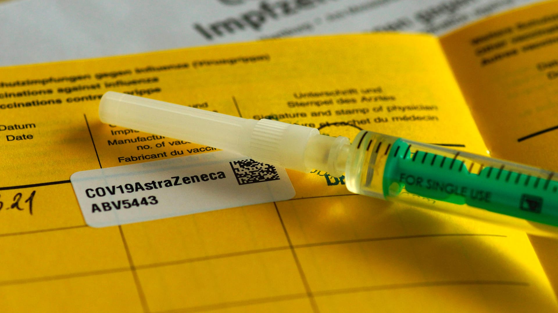 Corona-Impfung mit dem Astrazeneca-Vakzin (Symbolbild): In NRW werden die Impfdosen in einer Woche deutlich reduziert. Corona-Impfung mit dem Astrazeneca-Vakzin (Symbolbild): In NRW werden die Impfdosen in einer Woche deutlich reduziert.