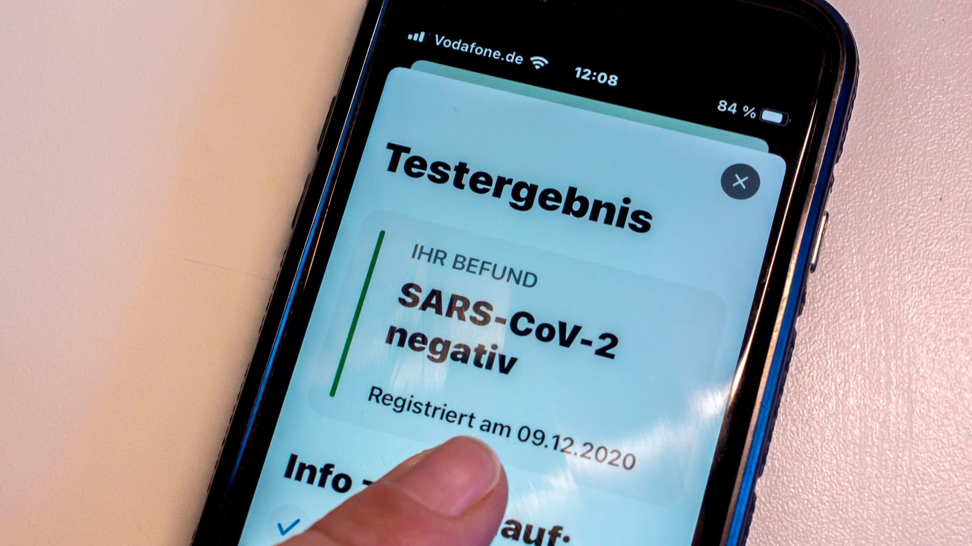Die Corona Warn App zeigt einen negativen Befund eines Coronatests an (Symbolbild): Eine Kundin in Hamburg erhielt eine Mail mit ihrem Testergebnis bevor sie überhaupt getestet wurde.