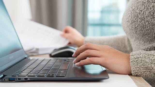 Im vergangenen Jahr haben in Deutschland drei Millionen mehr Menschen als im Vorjahr Bankgeschäfte über das Internet oder eine Banking-App getätigt. Im vergangenen Jahr haben in Deutschland drei Millionen mehr Menschen als im Vorjahr Bankgeschäfte über das Internet oder eine Banking-App getätigt.