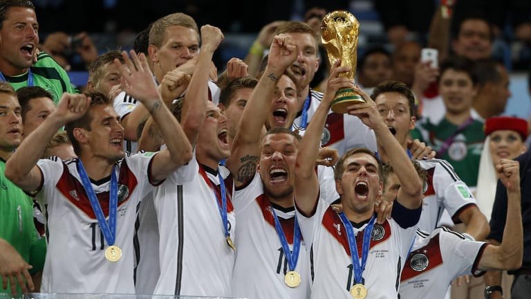 Sein größter sportlicher Erfolg: Kapitän Philipp Lahm gewinnt 2014 in Brasilien mit Deutschland die WM.