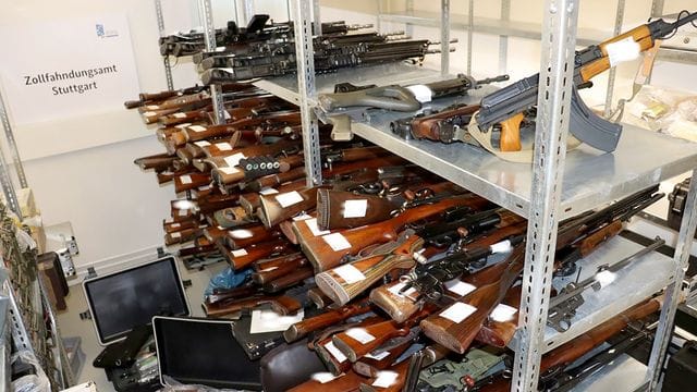 Ein Waffenarsenal mit 270 Waffen liegt in einer Kammer beim Zollfahndungsamt. Ein Waffenarsenal mit 270 Waffen liegt in einer Kammer beim Zollfahndungsamt.