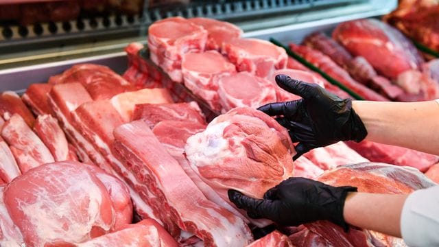 Der Pro-Kopf-Verzehr von Fleisch ist 2020 auf einen Jahrzehnte-Tief gesunken. Der Pro-Kopf-Verzehr von Fleisch ist 2020 auf einen Jahrzehnte-Tief gesunken.
