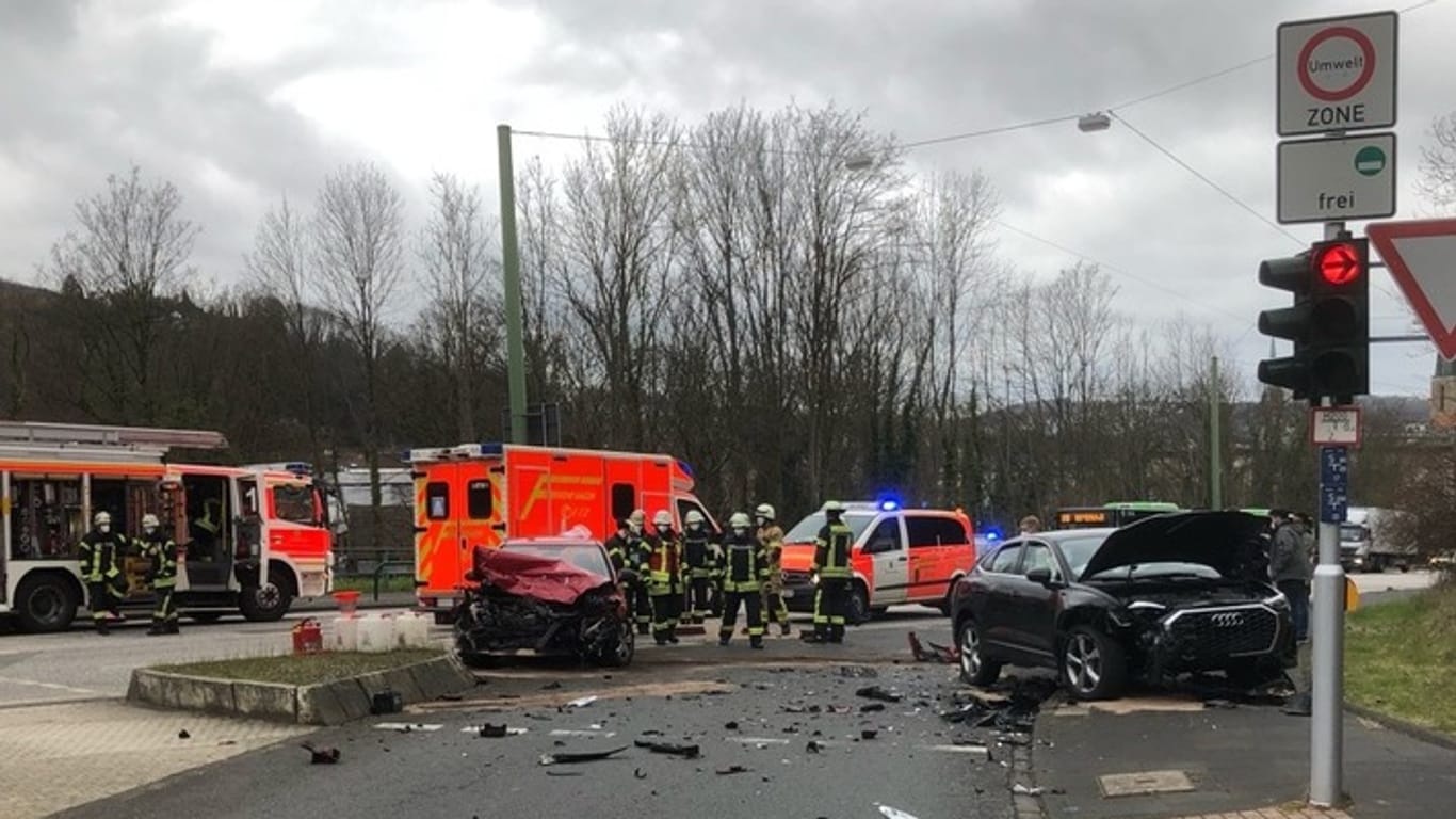 Einsatzkräfte am Unfallort: Die Polizei hat Ermittlungen gegen einen 15-Jährigen aufgenommen.