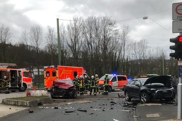 Einsatzkräfte am Unfallort: Die Polizei hat Ermittlungen gegen einen 15-Jährigen aufgenommen.