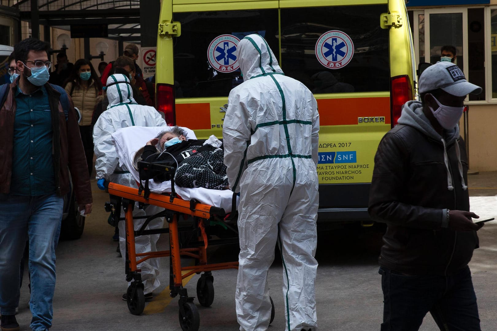 Medizinisches Personal in Griechenland: Die Bewohner der Kleinstadt, die an Corona erkranken, werden in umliegenden Krankenhäusern behandelt (Symbolbild).