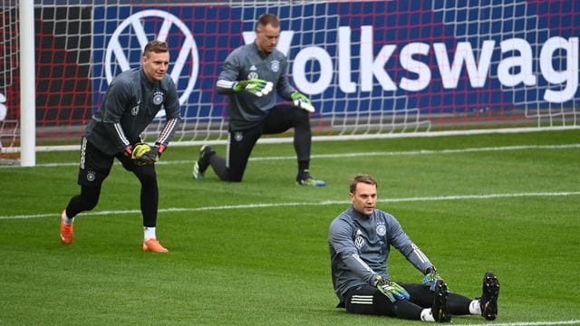 Teamkapitän Manuel Neuer (vorn) wärmt sich mit Marc-Andre ter Stegen und Bernd Leno (l) auf.