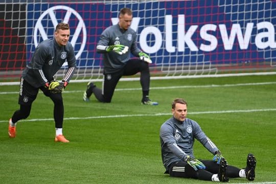 Teamkapitän Manuel Neuer (vorn) wärmt sich mit Marc-Andre ter Stegen und Bernd Leno (l) auf.