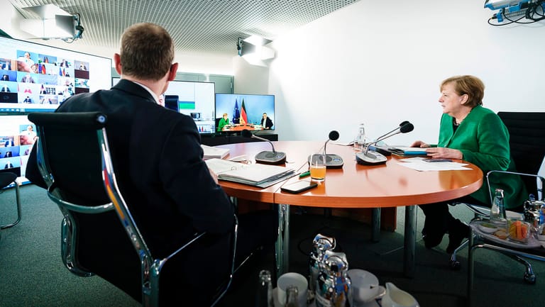 Angela Merkel und Michael Müller: Bis spät in die Nacht diskutierte die Corona-Spitzenrunde, mehrfach wurde der Gipfel unterbrochen.