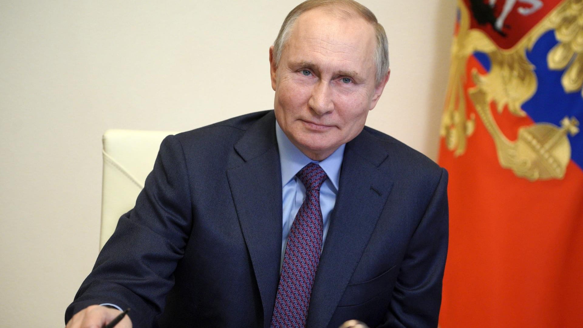 Wladimir Putin: Russlands Präsident will sich nicht vor Kameras impfen lassen. Wladimir Putin: Russlands Präsident will sich nicht vor Kameras impfen lassen.