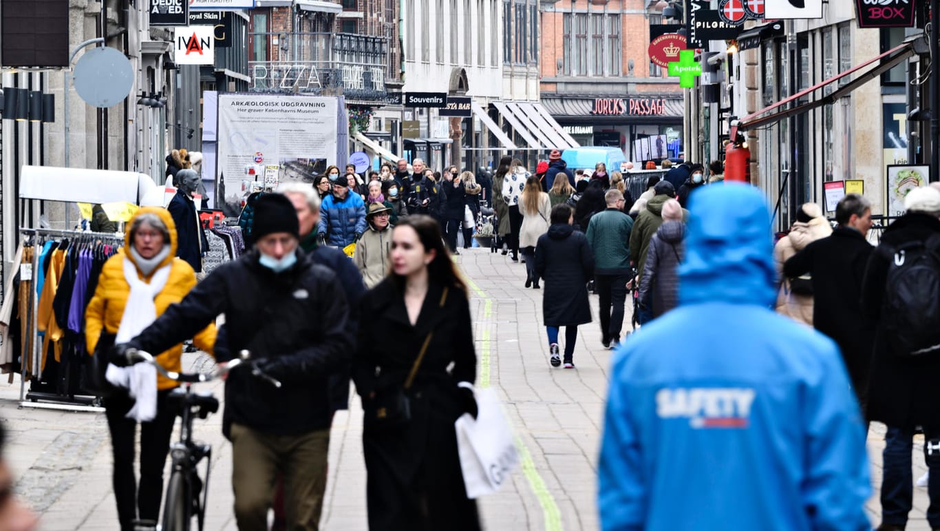Spaziergänger in Kopenhagen: Cafés könnten in Dänemark bald wieder öffnen.