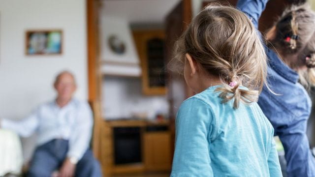Auch wenn es schwerfällt: Bei Osterbesuchen bei Oma und Opa sollte man nach Möglichkeit gängige Hygieneregeln wie das Abstandhalten beachten. Auch wenn es schwerfällt: Bei Osterbesuchen bei Oma und Opa sollte man nach Möglichkeit gängige Hygieneregeln wie das Abstandhalten beachten.