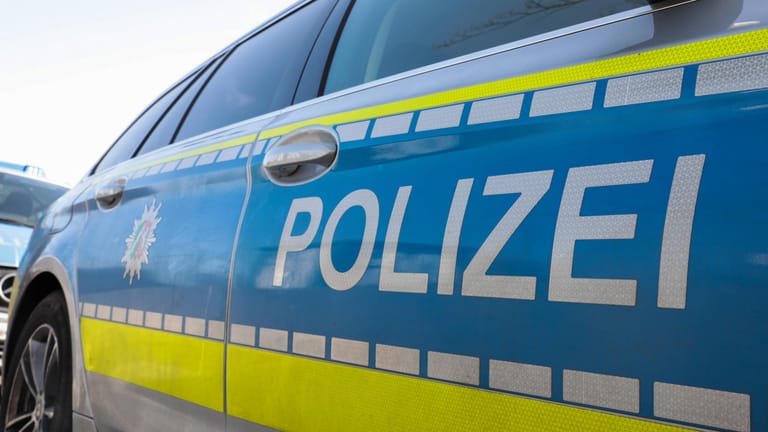 Polizei-Schriftzug: Die Beamten konnten die Familie in Sicherheit bringen (Symbolbild).