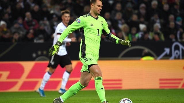Die Fortsetzung seiner DFB-Laufbahn will Manuel Neuer hauptsächlich von seiner Verfassung abhängig machen. Die Fortsetzung seiner DFB-Laufbahn will Manuel Neuer hauptsächlich von seiner Verfassung abhängig machen.