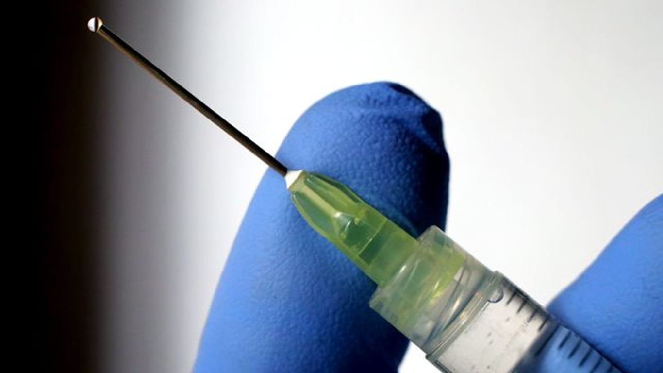 Eine Flüssigkeit tropft aus der Kanüle einer Spritze (Symbolbild): Ab April sollen auch in Arztpraxen Impfungen gegen das Coronavirus stattfinden.